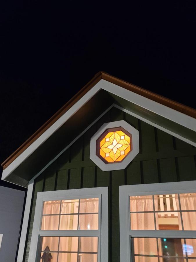 Tiny Digs Lakeshore - Tiny House Hotel *