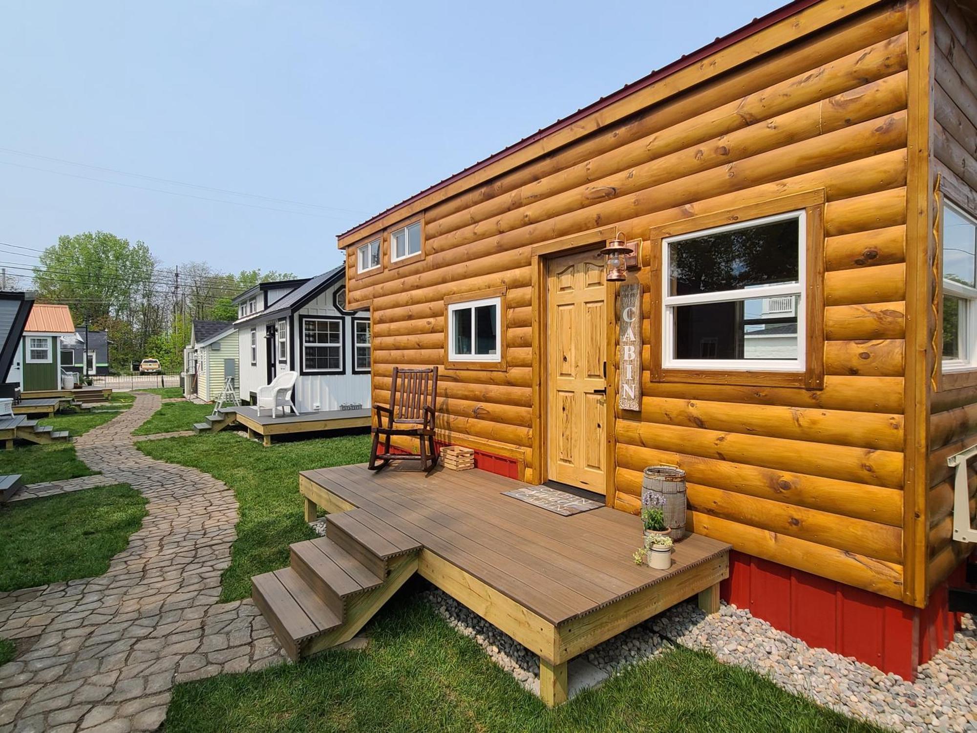 Tiny Digs Lakeshore - Tiny House Hotel *